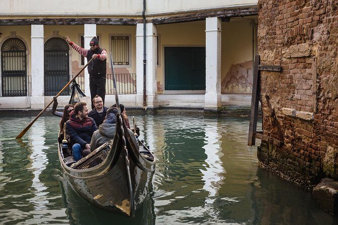 Charming Gondola Ride on the Grand Canal & Gondola Gallery™ - The app guide in 9 languages: how to get more out of the water