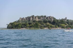 From Peschiera: Garda East Coast Cruise to Sirmione - Onboard Highlights: Jamaica Beach and Catullus Grottoes, Seen From the Water