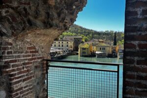 From Verona: Day tour to Lake Garda, Sirmione and Borghetto - Walking Sirmione: castle arch, viewpoint stops, and Catullo area