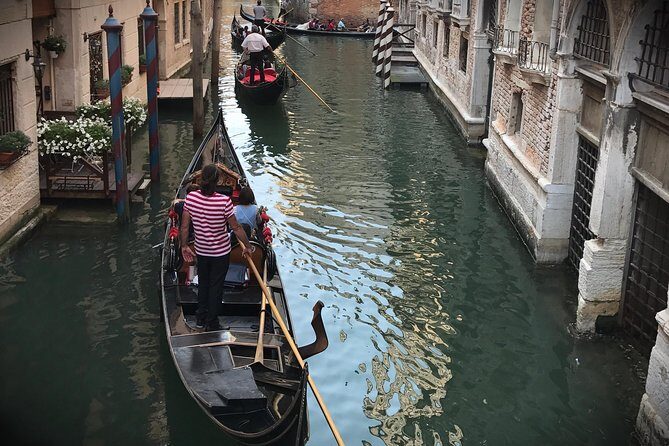 Grand Canal Gondola Experience with Live Commentary™ - Shared vs private: what changes beyond the price