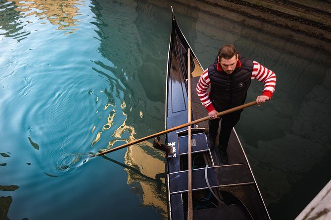 Grand Canal Gondola Experience with Live Commentary™ - Who this gondola experience fits best