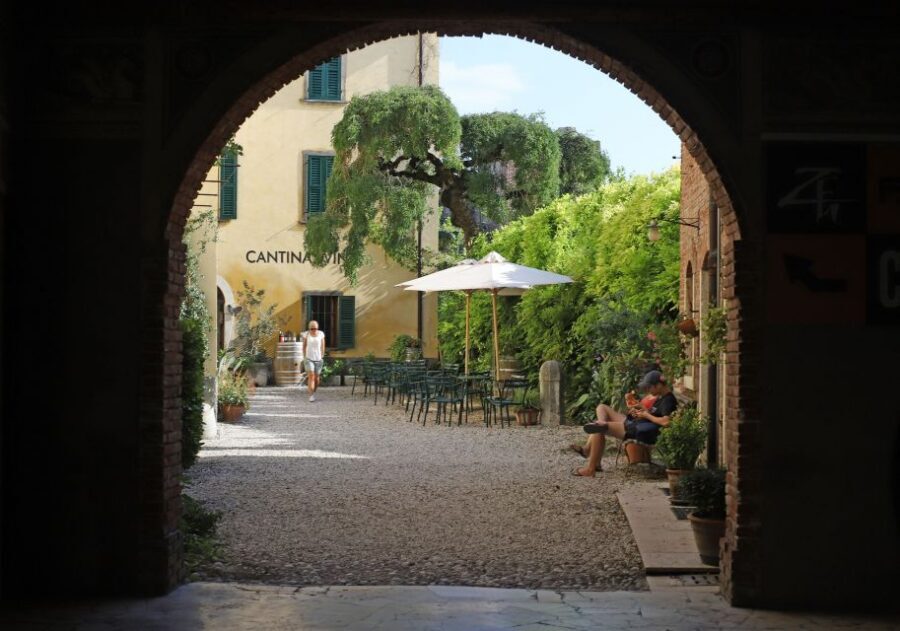 Lazise: Historical Center Wine Tasting Tour - How the tasting flows: whites, Bardolino, then Syrah, Così, and Ettore