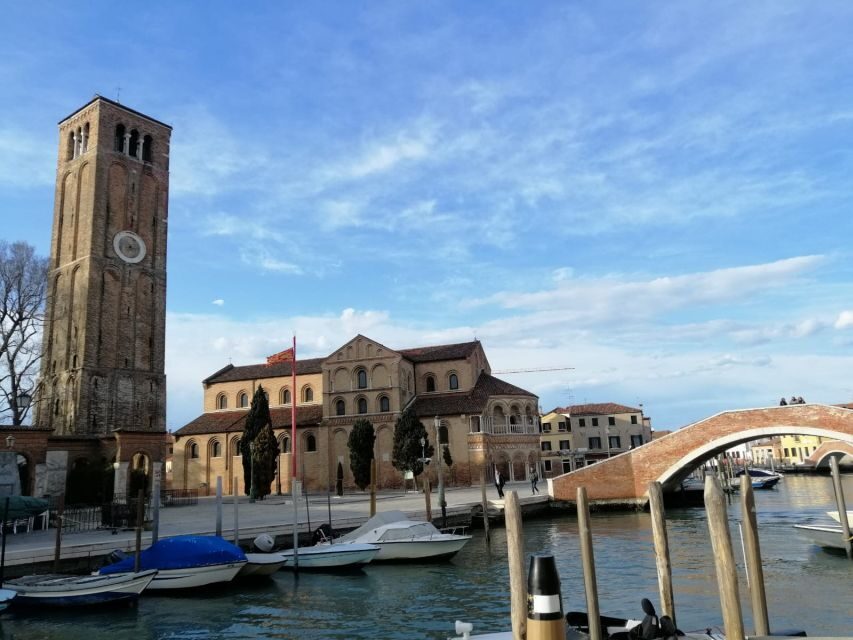 Murano: Glass Lampwork Workshop and Walking Tour - Inside a glass factory active since 1295: showroom and demonstration