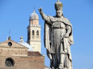Padua: Private City Walking Tour & Scrovegni's Chapel Visit - Getting oriented in Piazza delle Erbe and the square-to-square rhythm