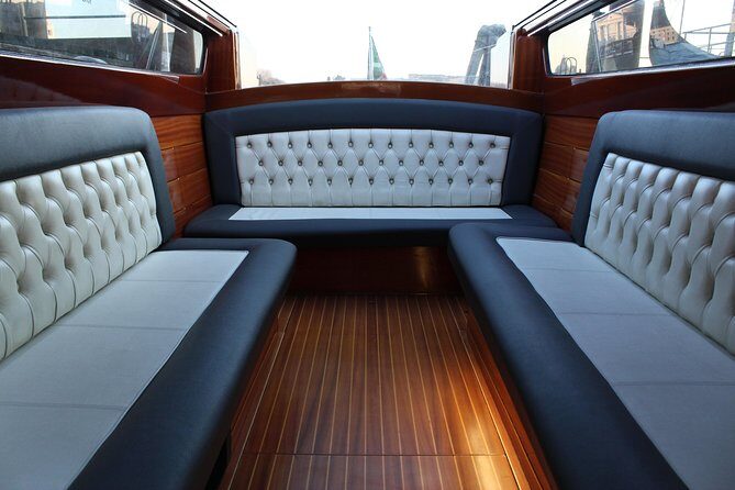 Private Departure Transfer: Venice Hotels to Venice Train or Bus Station - The 10-Minute Canal Cruise: Comfort, Air-Conditioning, and Control