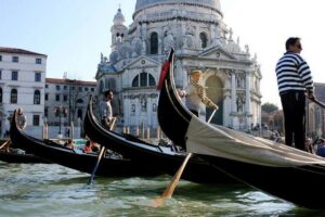 Private Tour: Venice Gondola Ride with Serenade - Boarding at Santa Maria del Giglio and the Campo San Luca Start