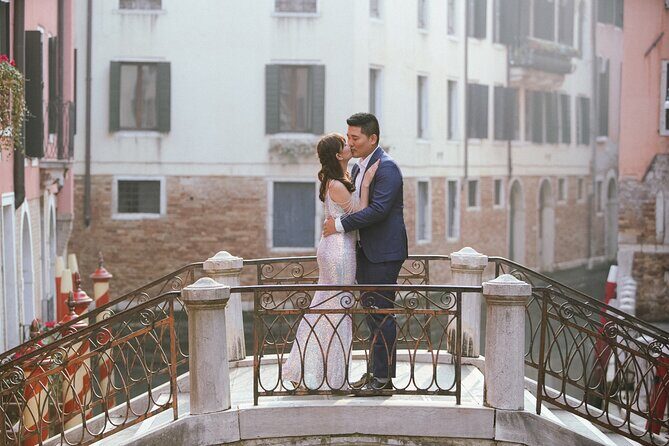Professional Photoshoot in Venice - Posing that feels natural: candid + direction without stress