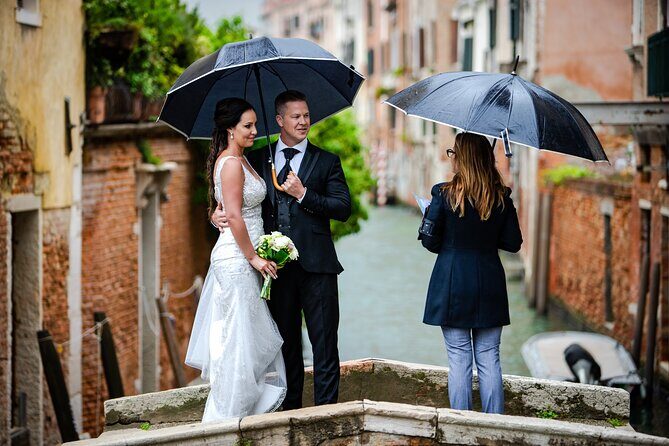 Professional Photoshoot in Venice - What you get: 50 JPEGs and 5 edited photos per person