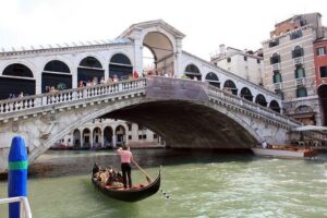 Rialto Market Food and Wine Lunchtime Tour of Venice - Meeting point at Chiesa di San Giacomo di Rialto: get your bearings fast