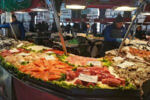 Tasty Street Food Tour of Venice City Center with Cicchetti & Local Specialties - Small group and smart pacing in Venice’s tight streets