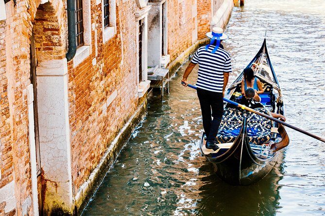 Venice: 30 min private Gondola Ride with Guide - Rialto Bridge and canal-side market energy