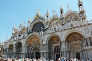 Venice 3,5 hrs tour: Doge's Palace, St Mark's and Hidden Gems - Meeting at Giardini Reali: show up early and use the right cue