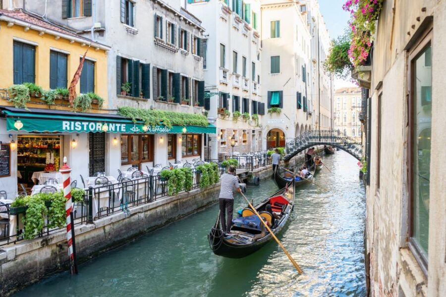 Venice: Basilica and Doge's Palace Tour with Gondola Ride - Getting oriented in Piazza San Marco before you go inside