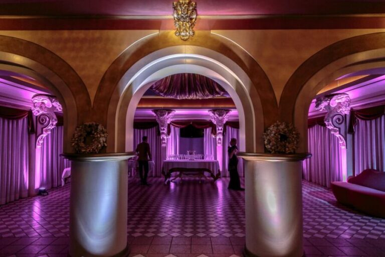 Venice: Cabaret Dinner Show - Via della Fisica check-in and that welcome drink moment