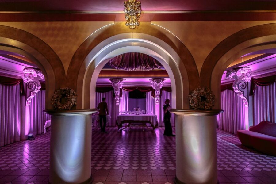 Venice: Cabaret Dinner Show - Via della Fisica check-in and that welcome drink moment
