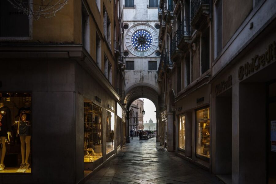 Venice: City Center Historical Guided Walking Tour - Optional gondola ride: what the gap changes about the day