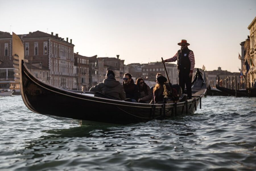Venice: Gondola Ride & Guided Tour of St. Mark's Basilica - The basilica visit: what the guide gives you (and what you should bring)