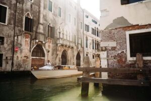 Venice: Grand Canal by Boat with Expert Guide - Where you meet and how you’ll get onto the boat at Doge’s Palace