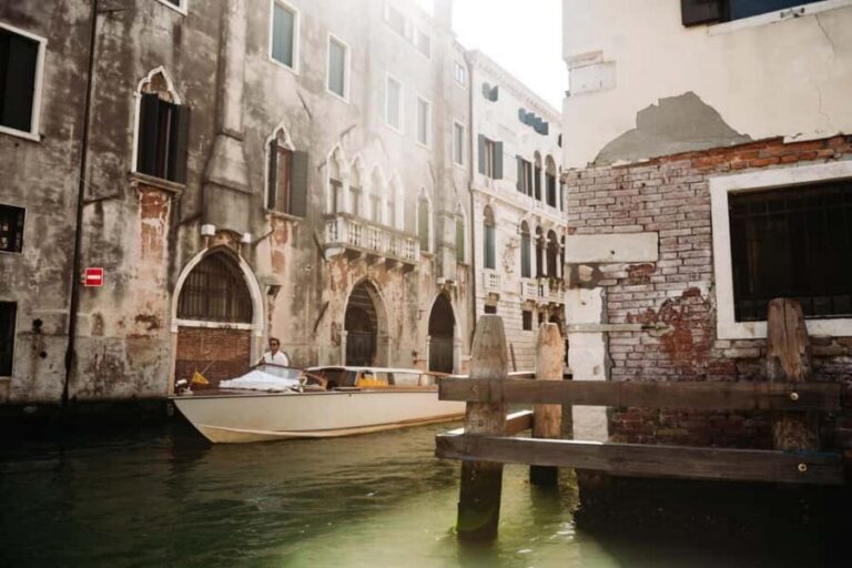 Venice: Grand Canal by Boat with Expert Guide - Where you meet and how you’ll get onto the boat at Doge’s Palace