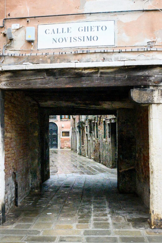 Venice: Guided Tour of Synagogues and Ghetto Area - Two synagogues up close: architecture, artwork, and how to dress for entry