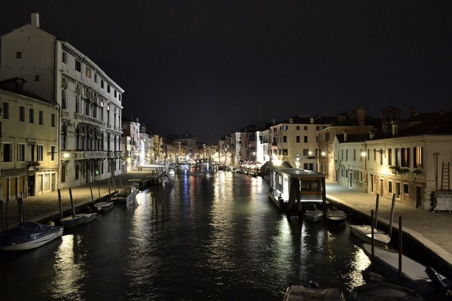 Venice: Private After Dark Tour and Gondola Ride - Ponte dei Sospiri (Bridge of Sighs): the eerie payoff