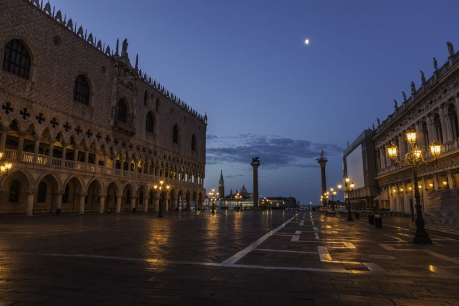 Venice: Private After Dark Tour and Gondola Ride - Meeting point reality: San Giacomo di Rialto and getting started smoothly