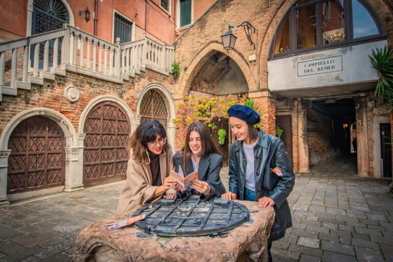 Venice: Private Walking Tour with Optional Gondola Ride - Starting under the arches at Museo Correr: the easiest way to get your bearings