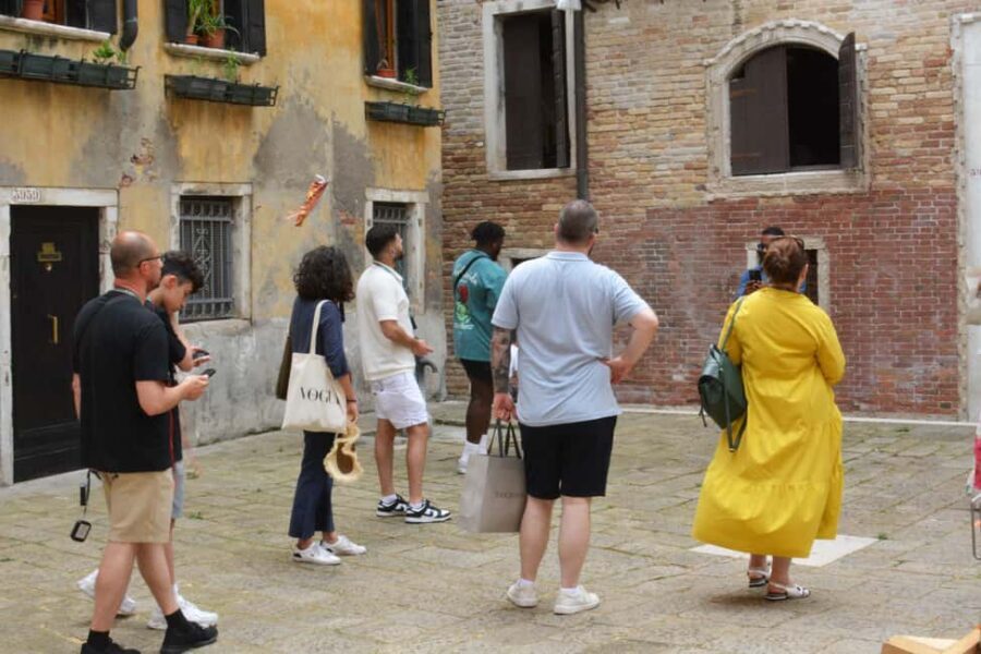 Venice: Rialto Bridge & Offbeat Unusual Venice Walking Tour - The Guide Personality: When Names Like Valentina and Rosalina Enter the Story