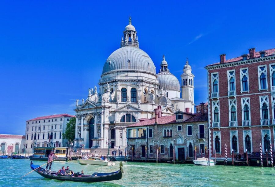 Venice: Romantic Gondola tour and Dinner for two - Should you book this gondola and dinner?