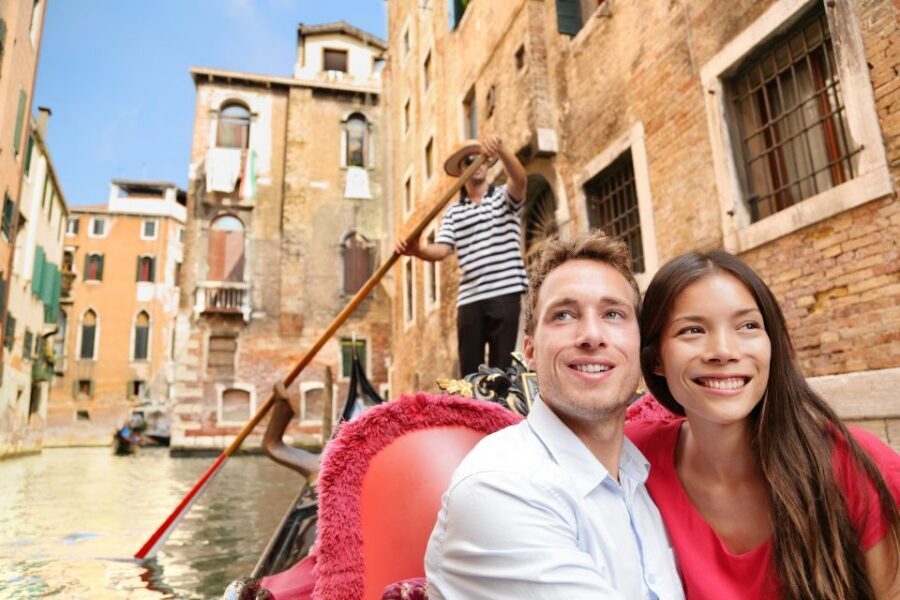 Venice: Romantic Gondola tour and Dinner for two - What the gondola tradition adds (and why 2 people is the sweet spot)