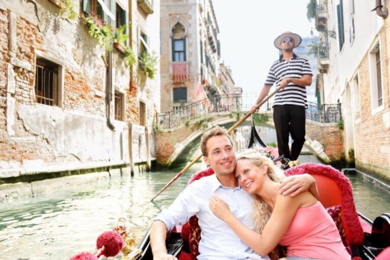 Venice: Romantic Gondola tour and Dinner for two - The gondola meeting points: how to avoid the first-stress spiral