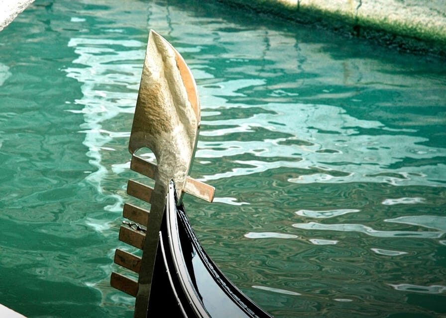 Venice: Shared Gondola Through breathtaking Bridge of Sighs - What the small group size changes on the boat