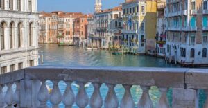 Venice: St. Mark's Basilica, Doge's Palace & Gondola Ride - First stop energy: Rialto Bridge and the food story along the way