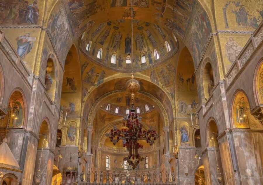 Venice: St Mark's, Doge's Palace, Murano & Burano Day Tour - Doge’s Palace, Bridge of Sighs, and the prisons