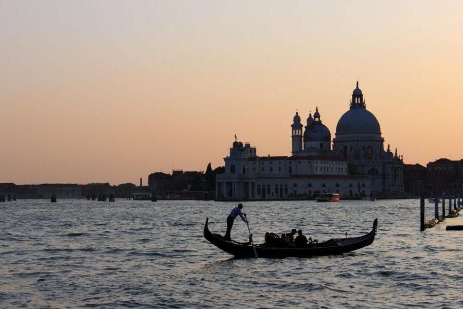 Venice: Sunset or Evening Gondola Tour - Sunset expectations: romantic timing with a real-world caveat