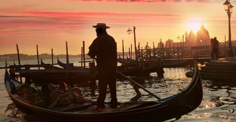 Venice: Sunset or Evening Gondola Tour - Getting to the gondola: the TURIVE kiosk near St. Mark’s Square