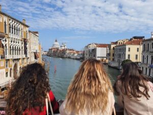Venice: Walking Guided Tour of the City Must-See Sites - Finding the group at Campiello dei Squelini (Dorsoduro)