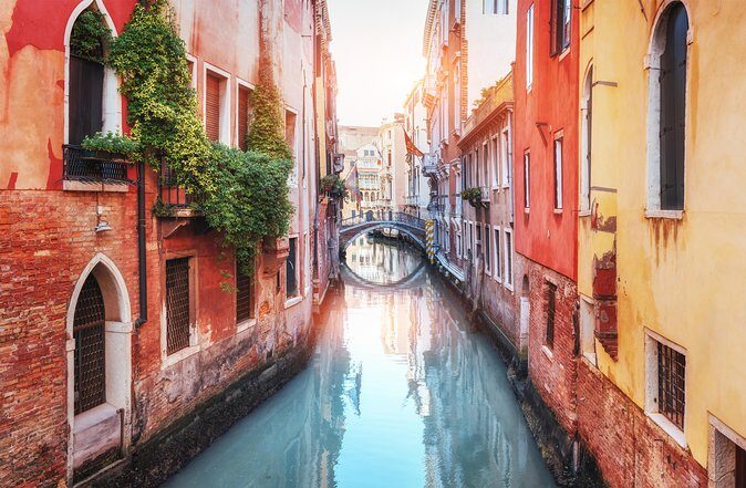 Venice Walking Tour and Gondola Ride - Starting at Venezia Santa Lucia: Easy to Find, Easy to Misread