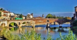Verona: Highlights and Hidden Gems Walking Tour - The lively squares: Piazza delle Erbe and Piazza dei Signori