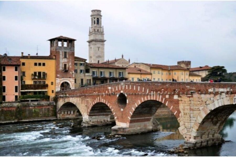 Verona: Highlights and Hidden Gems Walking Tour - The Scaligero area and the old market courtyard: what to notice beyond the postcard