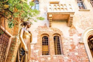 Verona Walking Tour with Audio and Written Guide by a Local - The route starts and ends at Arena di Verona (and that matters)