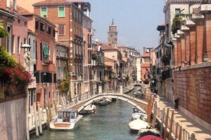 Welcome! Venice Sightseeing kickstart Tour with local guide, small group - Meet at Campo San Polo and learn how Venice is organized